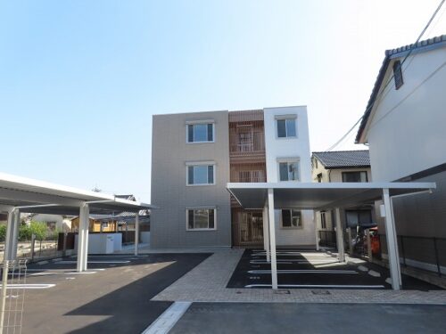 広島市安佐南区西原9丁目の賃貸マンション<br>転勤ファミリーさんに向いた立地環境で高級感のある2ＬＤＫ物件<br>室内は上下階の騒音を軽減する高遮音床になっておりネット使用料は無料です