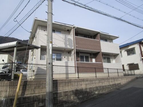 広島市安佐南区八木4丁目の賃貸アパート<br>安佐北区方面へ勤務される社会人さんに向いたネット無料のシングル物件<br>周辺環境は静かでＪＲ梅林駅とＪＲ上八木駅も利用可能な立地です