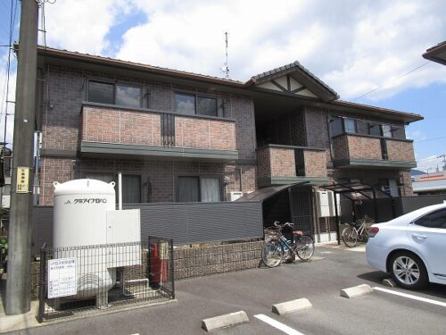 広島市安佐南区東野3丁目の賃貸アパート<br>周辺環境が静かな立地で賃料に駐車料2台分が含まれた3ＤＫ物件<br>市内中心部や高速を利用して通勤される方にも向いています