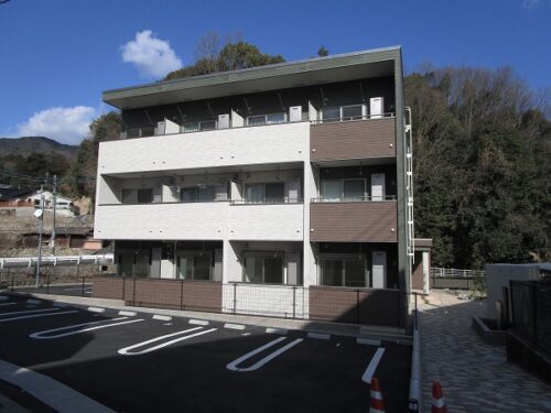 広島市安佐南区伴東2丁目の賃貸アパート<br>アストラム伴駅を目の前に位置したネット無料のシングル物件<br>広島市立大学・広島修道大学の学生さんにも向いています