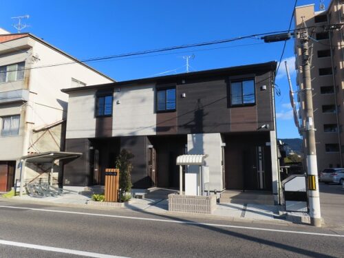 広島市安佐南区古市3丁目の賃貸アパート<br>ＪＲ古市橋駅まで徒歩1分が魅力でネット無料のシングル物件<br>コンビニ・スーパー等も徒歩圏内に揃っており便利な環境です