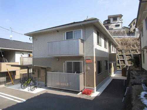 広島市安佐南区相田4丁目の賃貸アパート<br>公園が近くにあるのでお子様連れ世帯に向いた2ＬＤＫ物件<br>最寄のバス停から市内中心部への通勤も可能で室内はネット無料です