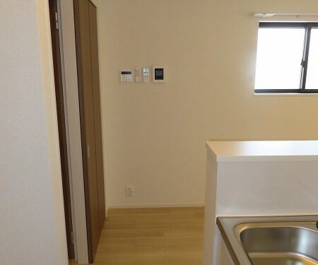 角部屋の写真の為、小窓はありません