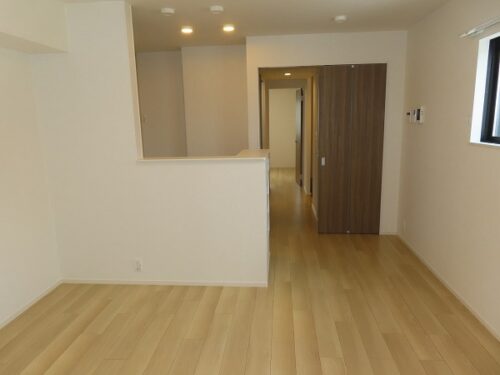 角部屋の写真の為、小窓はありません