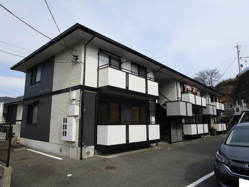 広島市安佐南区相田4丁目の賃貸アパート<br>公園が近くにあるのでお子様連れ世帯に向いた2ＬＤＫ物件<br>最寄のバス停から市内中心部への通勤も可能で室内はネット無料です