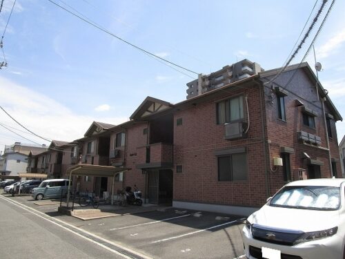 広島市安佐南区大町西1丁目の賃貸アパート<br>通勤に便利な大町駅へ徒歩9分で3ＤＫから2ＬＤＫへのリフォーム物件<br>近くにはコンビニ・スーパー等も揃った環境なので子育て世帯にも向いています