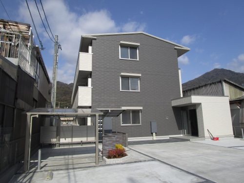 広島市安佐南区緑井6丁目の賃貸アパート<br>ＪＲ七軒茶屋駅へ徒歩4分で通勤に便利な1ＬＤＫ物件<br>利便施設は多く室内は2人入居も可能でネット無料です