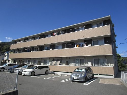 広島市安佐南区山本7丁目の賃貸アパート<br>静かな環境で子育て世帯に向いたホームセキュリティ搭載の3ＬＤＫ物件<br>最寄のバス停から市内中心部への通勤も可能でネット使用料は無料です