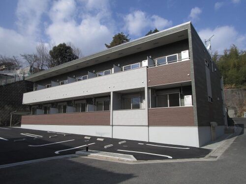 広島市安佐南区上安3丁目の賃貸アパート<br>安田女子大学の敷地内まで徒歩2分が学生には嬉しいシングル物件<br>駐車場もあるので社会人にも向いておりネット使用料は無料です