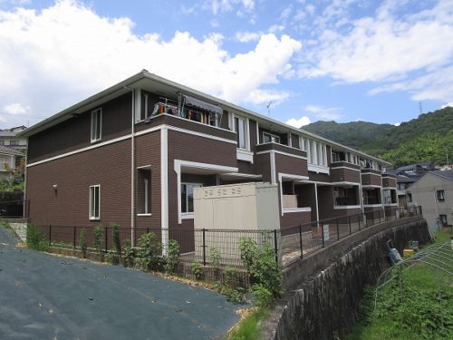 広島市安佐南区山本8丁目の賃貸アパート<br>周辺環境は静かで新婚さんの入居にも向いた2ＬＤＫ物件<br>最寄のバス停からは市内中心部へのバスも走っています