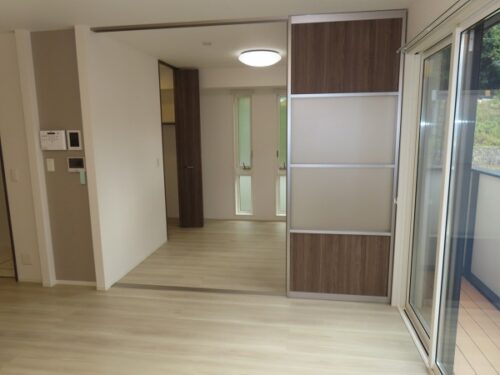 角部屋の写真の為、小窓はありません