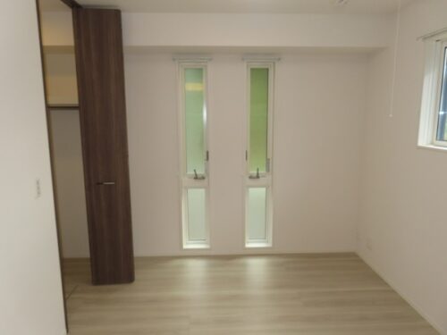角部屋の写真の為、小窓はありません