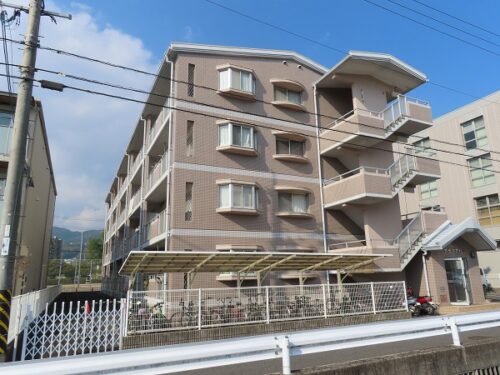 広島市安佐南区山本2丁目の賃貸マンション<br>コンビニ・スーパー・公園等が徒歩圏内で子育て世帯に向いた3ＬＤＫ物件<br>最寄のバス停から市内中心部への通勤も可能でネット使用料は無料です