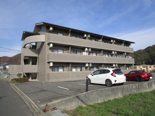 広島市安佐南区伴中央2丁目の賃貸マンション<br>広島市立大学・広島修道大学の学生に向いたネット無料のシングル物件<br>コンビニ・ドラッグストアが近くにあるのも嬉しい環境です